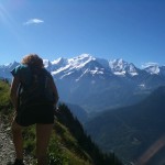 Sandrine dans la montée vers les châlets de Platé, face au Mont Blanc