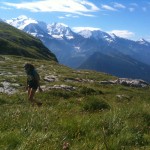 Sandrine arrive sur le Désert de Platé, avec le Mont Blanc toujours en toile de fond