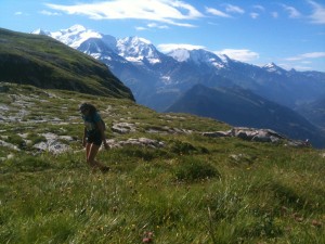 Sandrine arrive sur le Désert de Platé, avec le Mont Blanc toujours en toile de fond